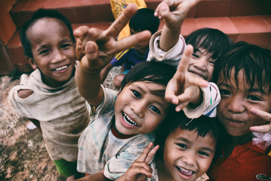 Orang tua dan anak belajar bersama di suasana hangat